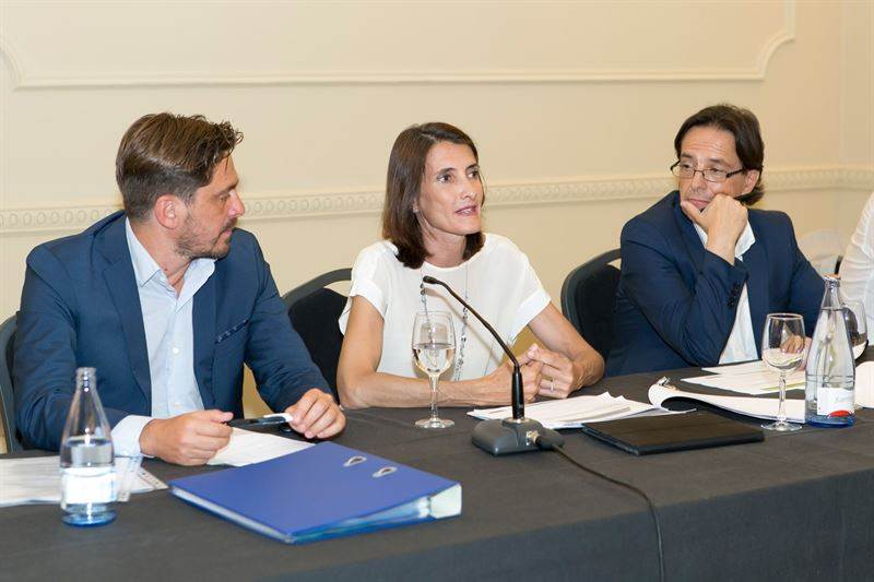 Imagen de la reunión mantenida ayer entre la patronal y la consejera. DA