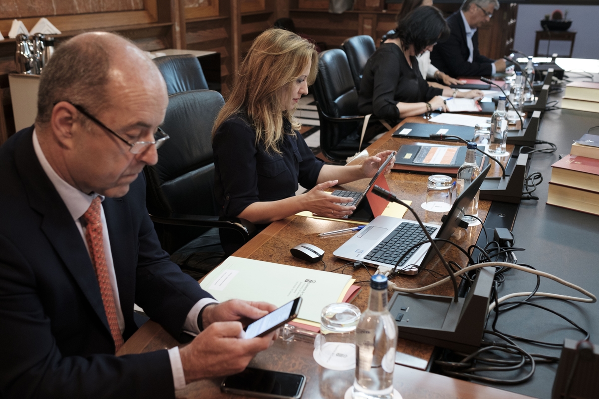 Reunión del Consejo de Gobierno (en primer plano, los consejeros Pedro Ortega y Rosa Dávila./ DA