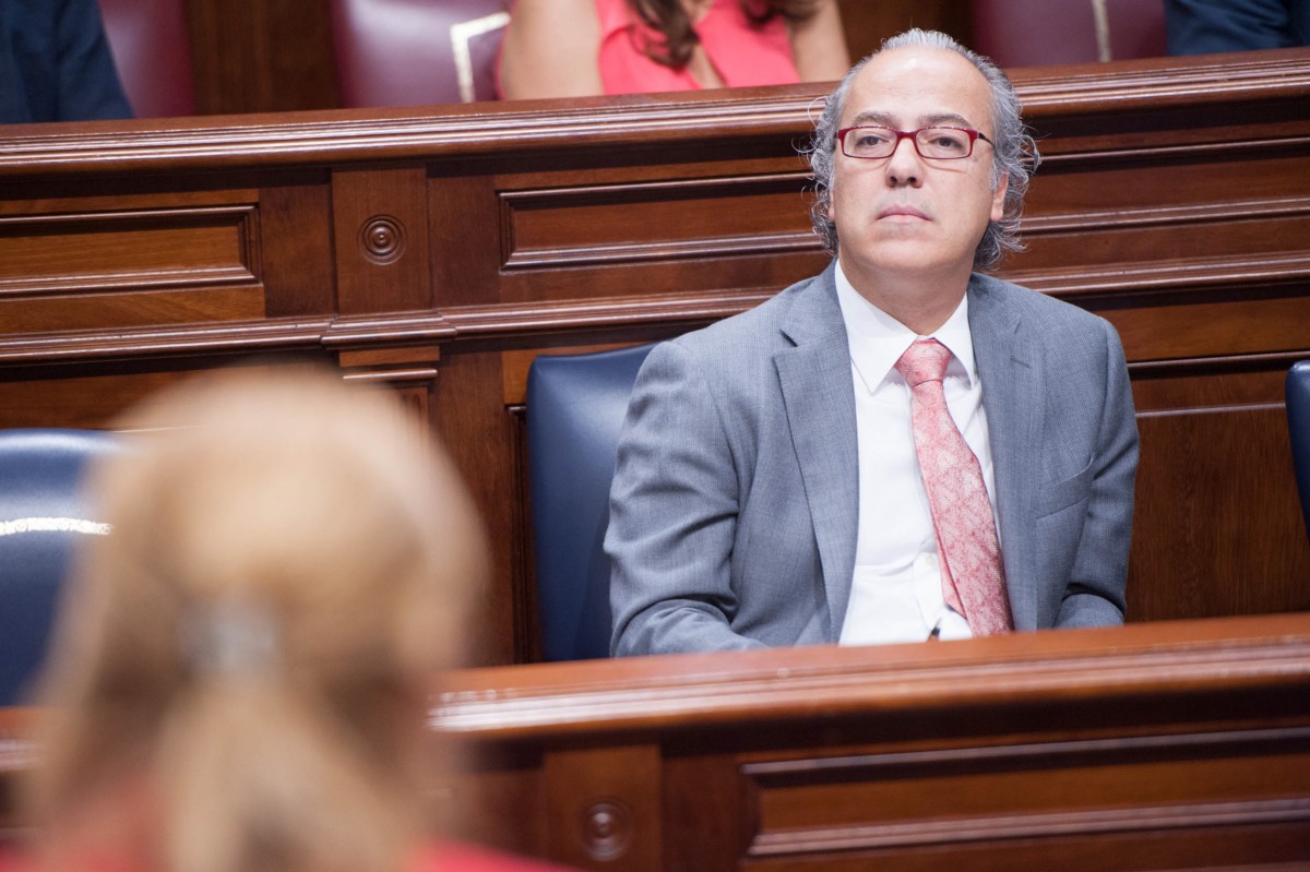 Jesús Morera, consejero de Sanidad del Gobierno canario, en el pleno del Parlamento. / FRAN PALLERO