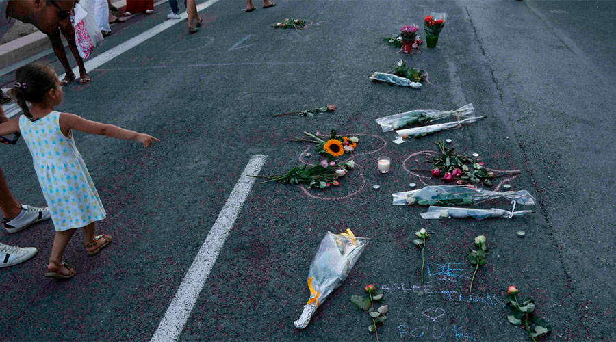 Homenajes a las víctimas del atentado en Niza. / REUTERS