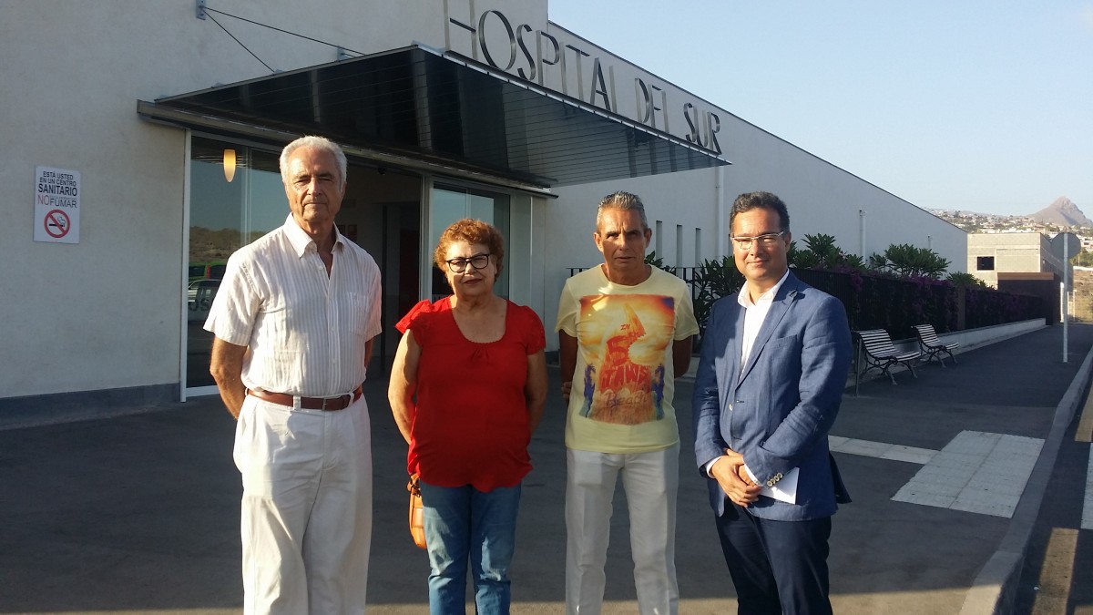 Los miembros de la comisión promotora, el jueves pasado, frente al hospital. / DA