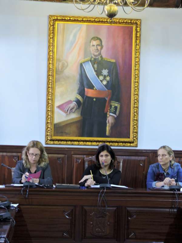 Luisa Castrpo, en el centro, entre la secretaria y la interventora / NORCHI