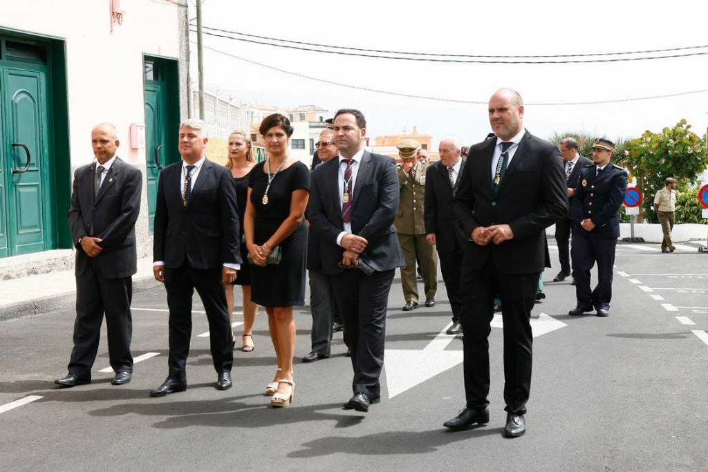 La alcaldesa, Carmen Luisa Castro, durante una procesión el martes en Candelaria / DA