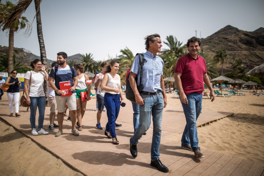 Juan Fernando López Aguilar y José Ángel Martín, ayer, en Las Teresitas, playa en la que van a hacer una nueva encuesta vecinal. / A. G.