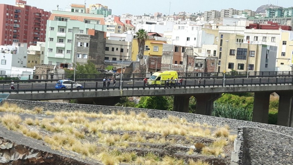 Efectivos de los servicios de emergencias desplazados ayer al puente de Javier de Loño tras arrojarse al vacío la mujer fallecida. L@s Jardiner@s