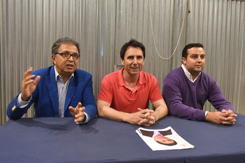 Isidoro Hornillos entre el presidente de la Federación Canaria de Atletismo, Alberto Hernández, y el de la tinerfeña, Andrés Torres. | Sergio Méndez