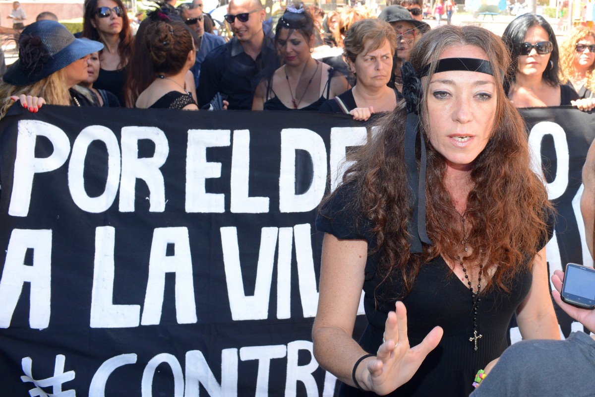 Inma Évora, portavoz de la PAH, junto a otros miembros de esta plataforma, durante un acto de protesta. / SERGIO MÉNDEZ