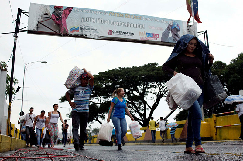 VENEZOLANOS CRUZANDO FRONTERA COMPRAS