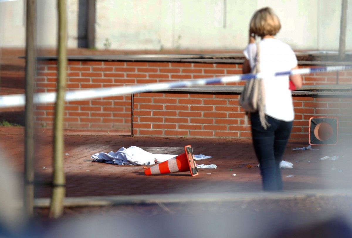 Una mujer permaneces de pie frente al lugar del ataque con machete en Bélgica | FOTO: REUTERS/Francois Lenoir