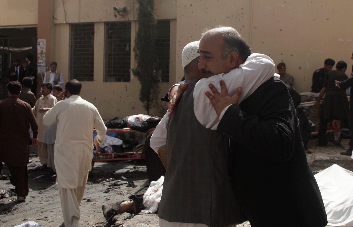 Supervivientes a la explosión en el hospital de Quetta, Pakistán, se abrazan | FOTO: REUTERS/Naseer Ahmed