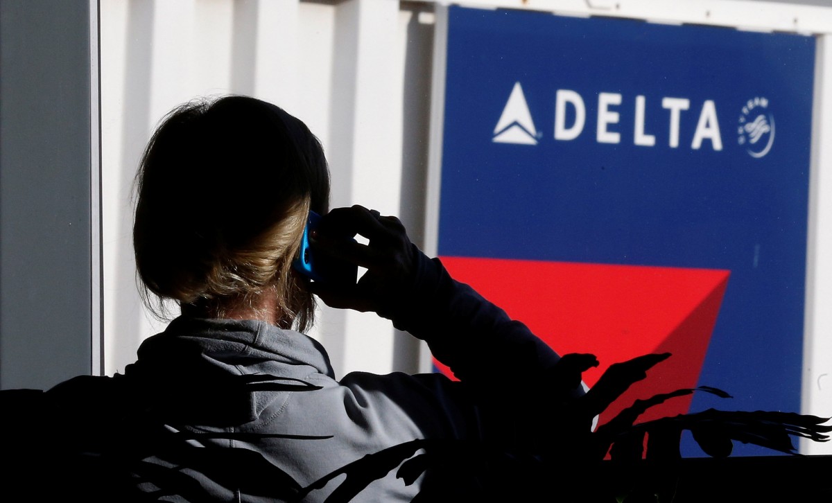 Pasajero de Delta Airlines habla por teléfono | FOTO: REUTERS/George Frey
