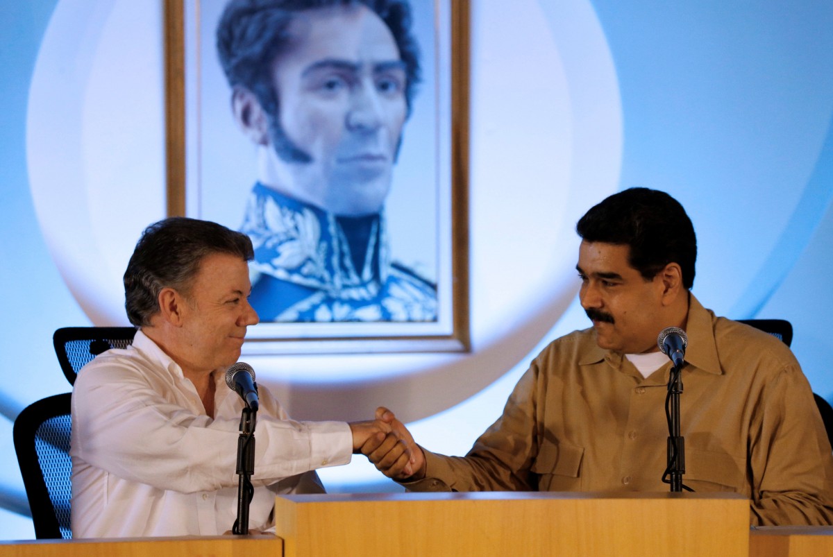 Juan Manuel Santos y Nicolás Maduro | FOTO: REUTERS/Carlos Garcia Rawlins
