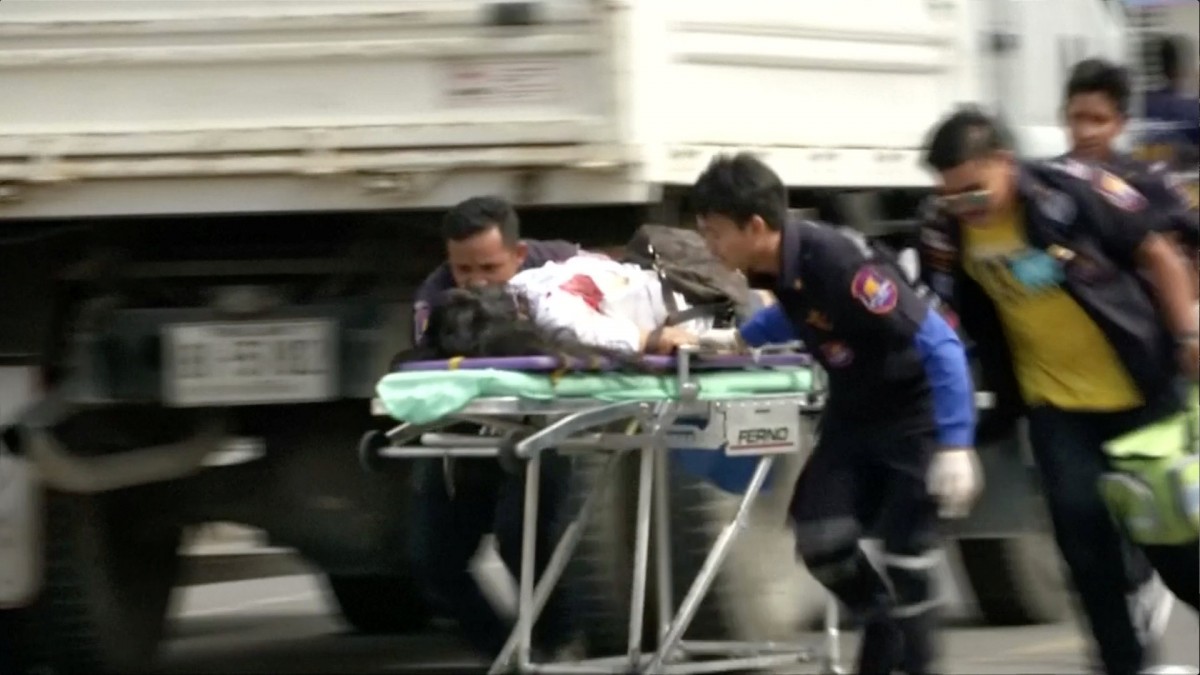 Sanitarios evacuan a uno de los heridos por las explosiones en Tailandia | FOTO: REUTERS