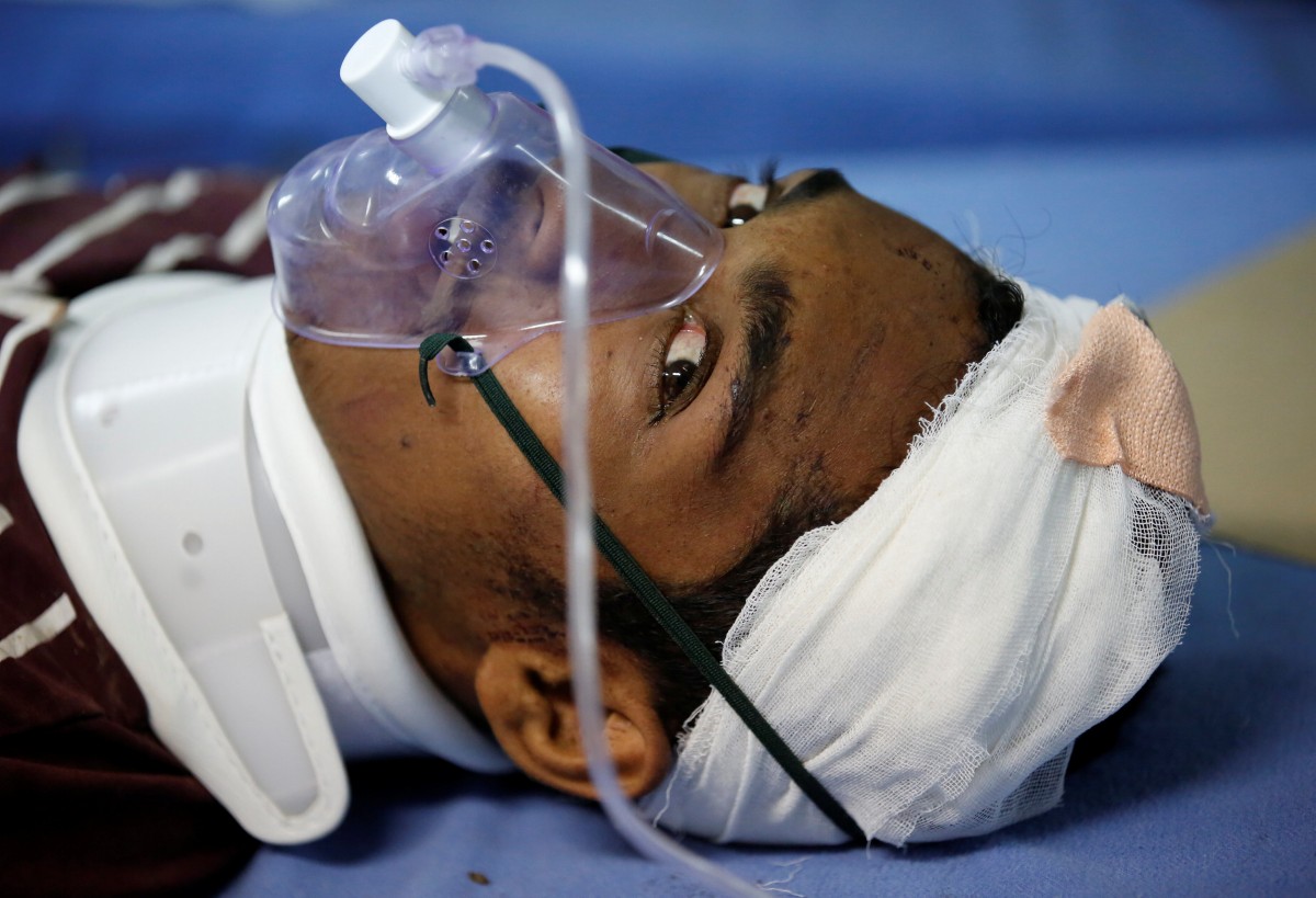 Un herido en el accidente de un autobús en Nepal es atendido por cuerpos médicos | FOTO: REUTERS/Navesh Chitrakar