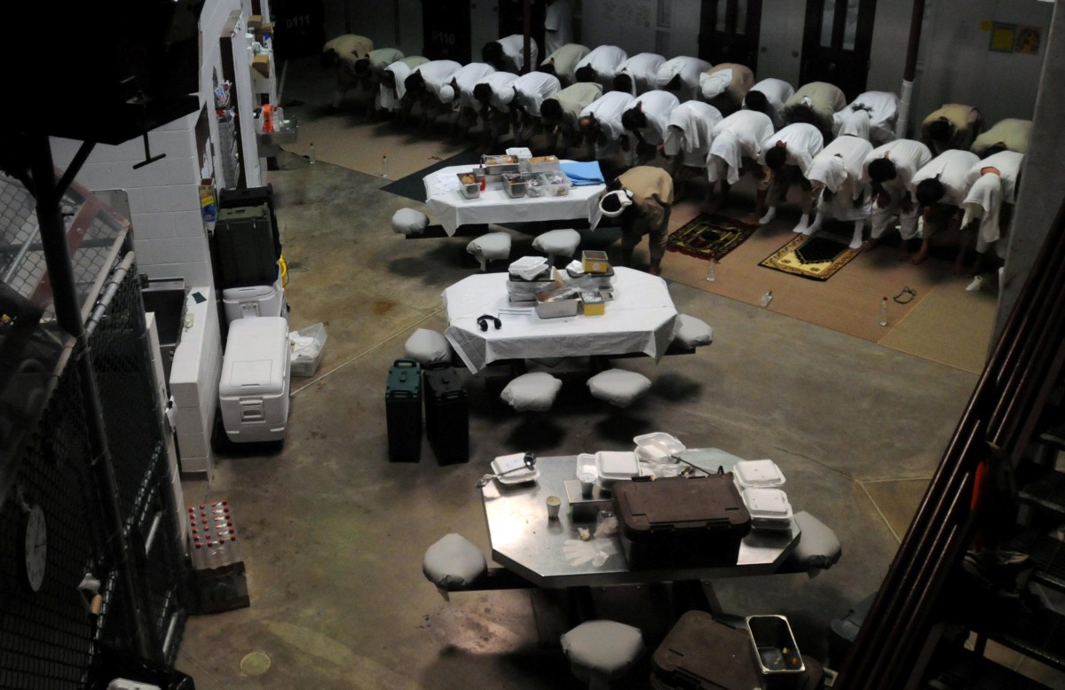 Presos rezan en un área común de Guantánamo | FOTO: REUTERS
