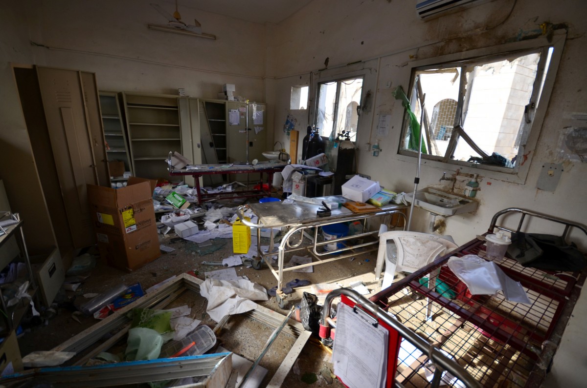 Daños en el interior del hospital bombardeado de Yemen | FOTO: REUTERS/Abduljabbar Zeyad