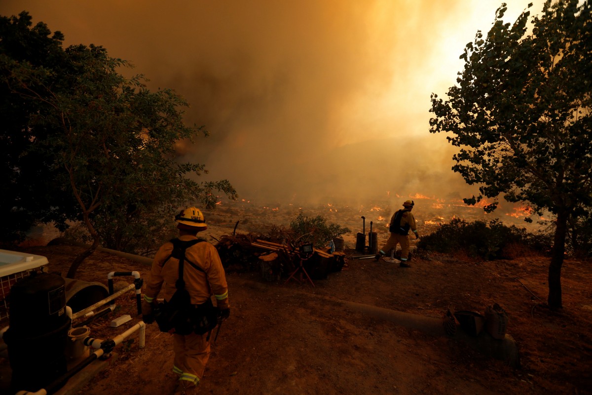 Bomberos luchan por proteger casas de las llamas en San Bernardino, California | FOTO: REUTERS/Patrick T Fallon