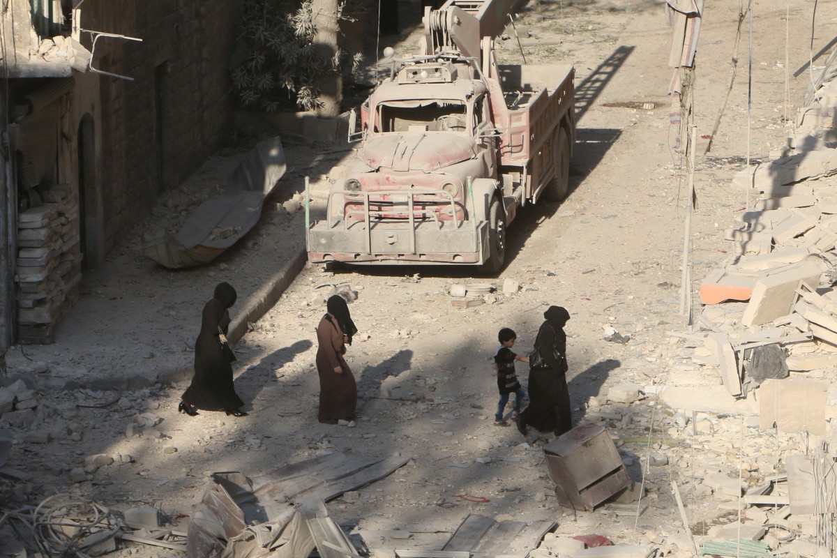 Civiles caminan entre las ruinas de Alepo | FOTO: REUTERS/Abdalrhman Ismail