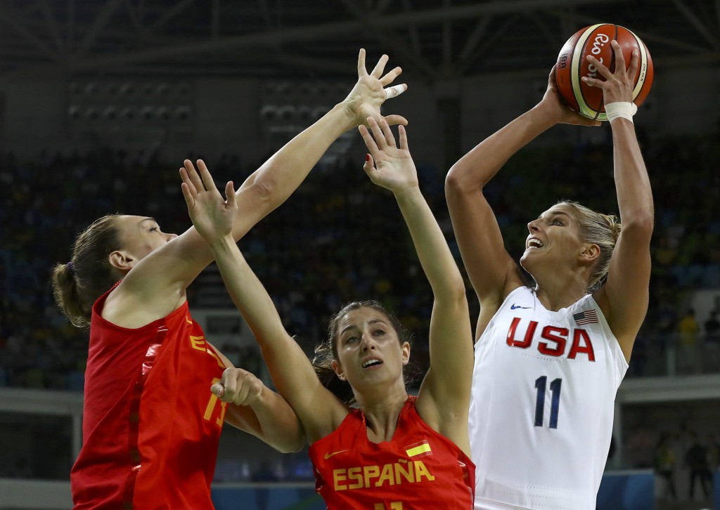 Leo Rodríguez, en el centro, en los últimos Juegos Olímpicos con España| FIBA
