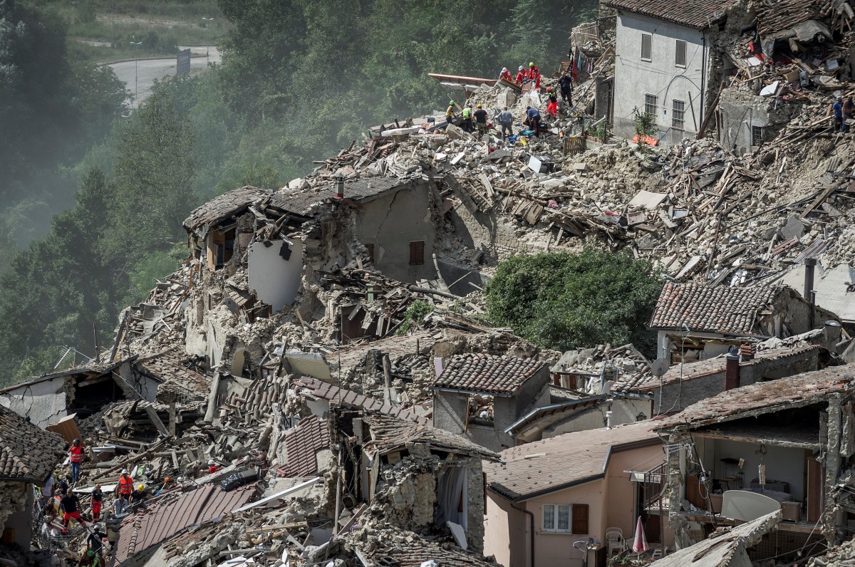 Rescatadores trabajan en la zona del desastre en Italia| FOTO: REUTERS/Adamo
