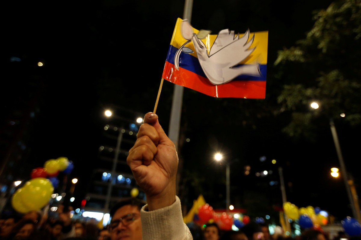 Miles de colombianos celebran la paz | FOTO: REUTERS/John Vizcaino