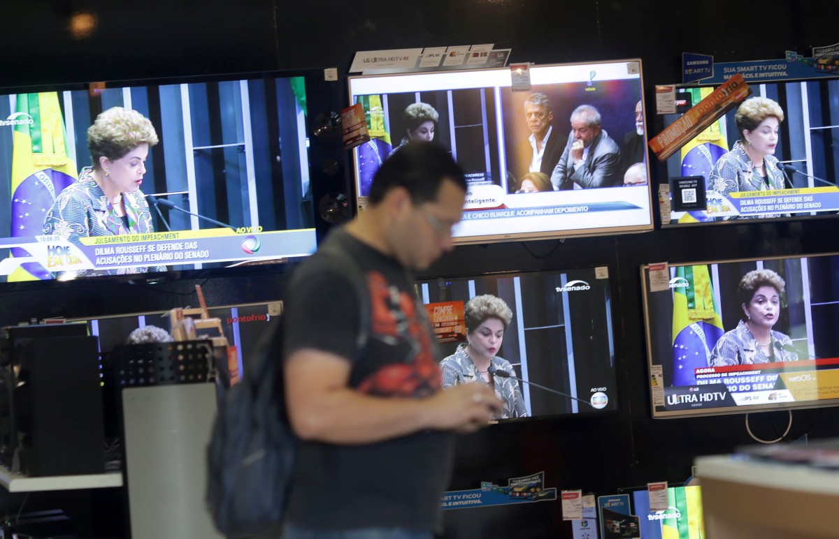 Dilma Rousseff en los monitores durante su juicio político en el Senado | FOTO: REUTERS/Ricardo Moraes