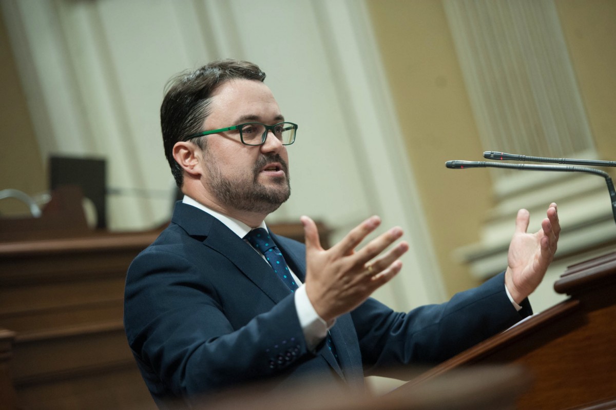 El presidente del PP de Canarias, Asier Antona, interviene en un pleno del Parlamento de Canarias. / FRAN PALLERO