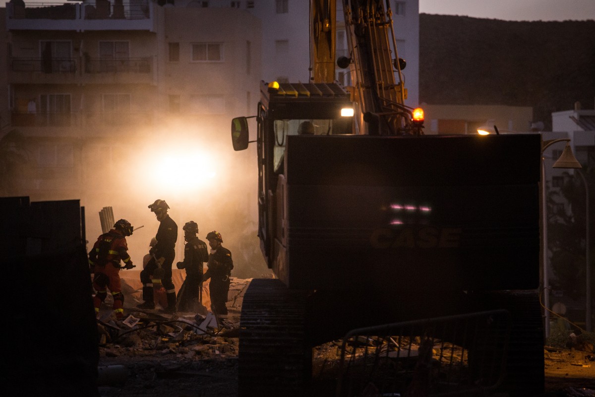 Actuación del Consorcio de Bomberos de noche en los escombros del edificio derrumbado en Los Cristianos. Foto: Andrés Gutiérrez