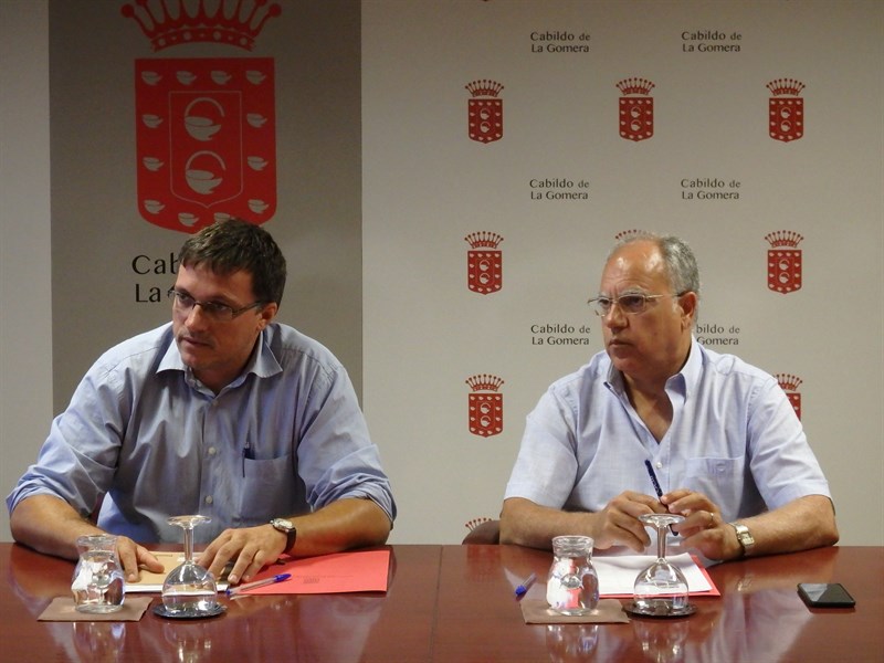 Casimiro Curbelo y el viceconsejero de Industria, Energía y Consumo del Gobierno de Canarias, Adrián Mendoza. | EP