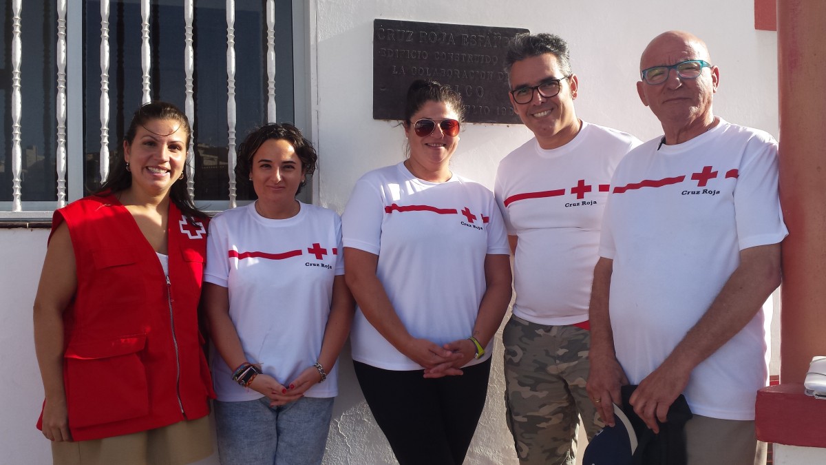 De izquierda a derecha: Claudia (trabajadora social y coordinadora del proyecto) y los voluntarios Carolina, Montse, Juan y Adán. J.C.M. voluntarios Carolina