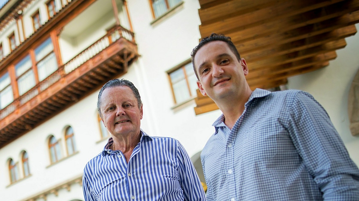 El empresario José Fernando Cabrera, junto al arquitecto Chus del Real. / ANDRÉS GUTIÉRREZ