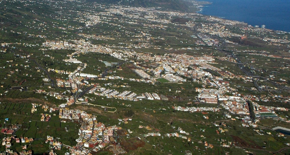 Vista aérea del Valle de La Orotava, donde se puede apreciar el intenso proceso urbanizador en suelo antes potencialmente agrario. M. P.