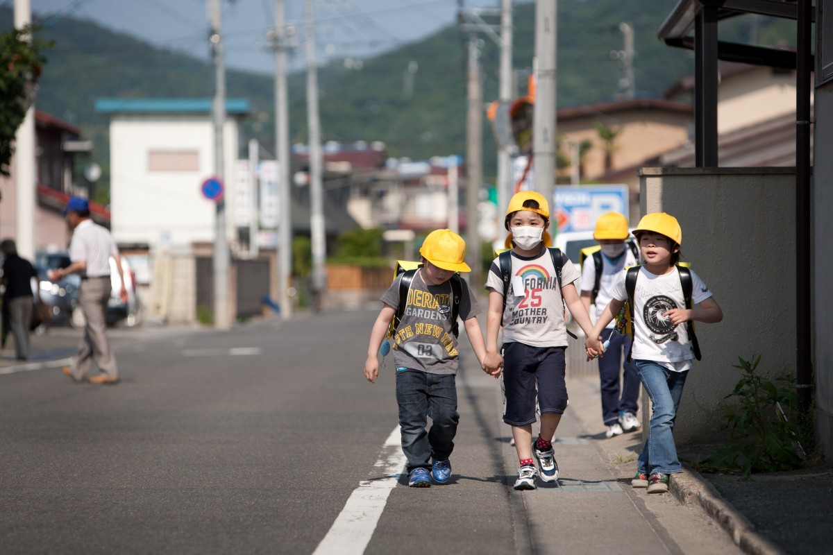 Niños caminan por un arcén contaminado con radiactividad en Fukushima | FOTO: EUROPA PRESS