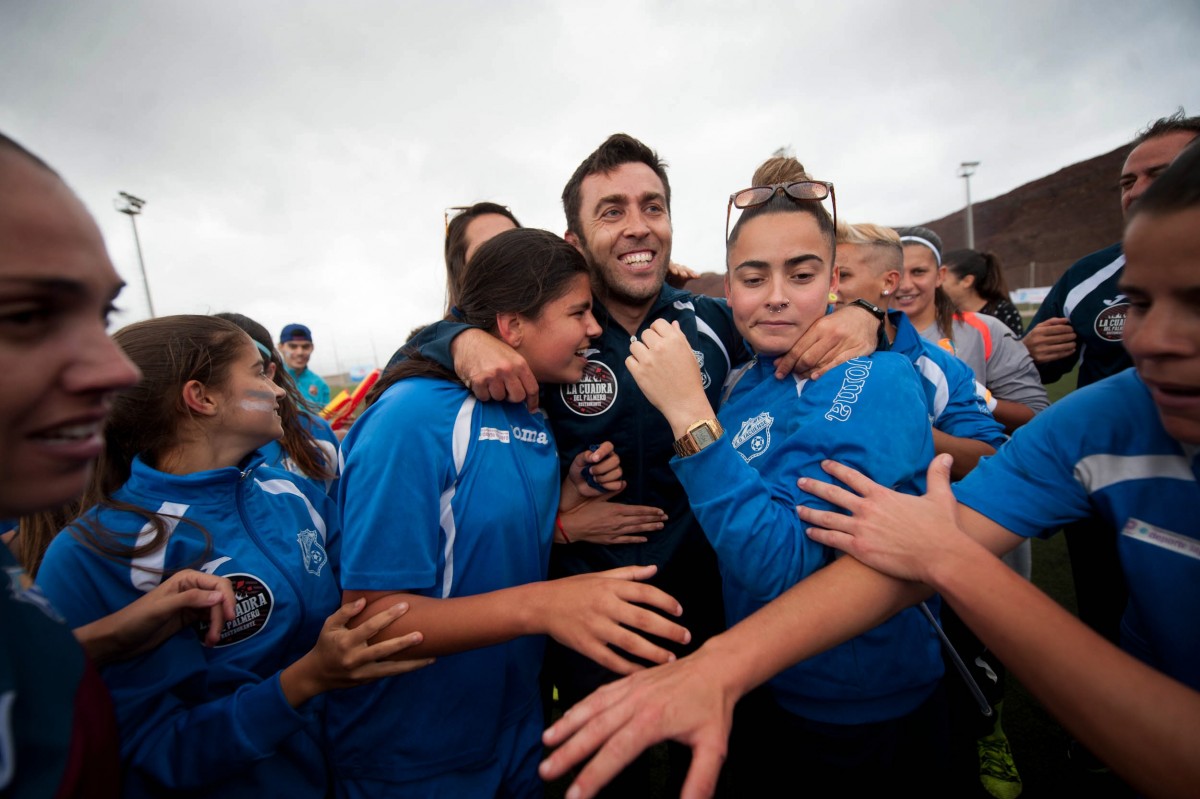 El entrenador del Tacuense  y sus jugadoras el día que celebraron el Campeonato de Canarias ante el Femarguín. /Andrés Gutiérrez