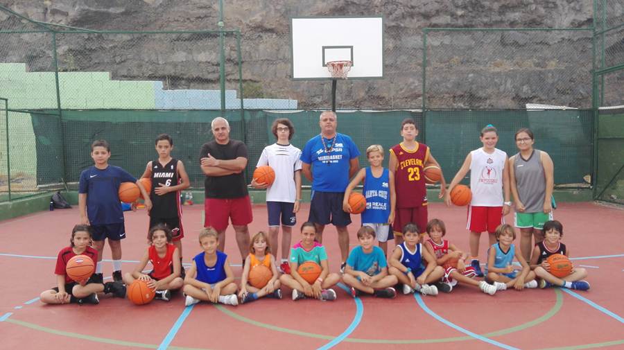 Un grupo de los jóvenes jugadores participantes con Pablo Vila. | CEDIDA