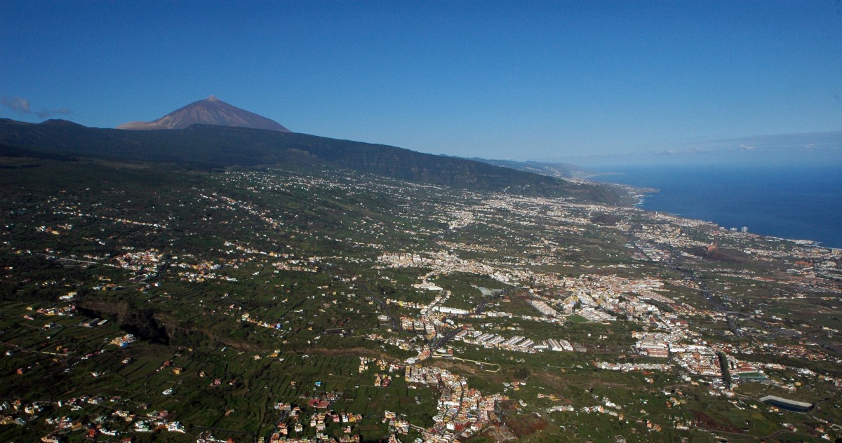 Vista aérea del Norte de Tenerife, donde aún se mantienen importantes superficies de cultivo de plátanos, viñedos y papas. / M.P. 