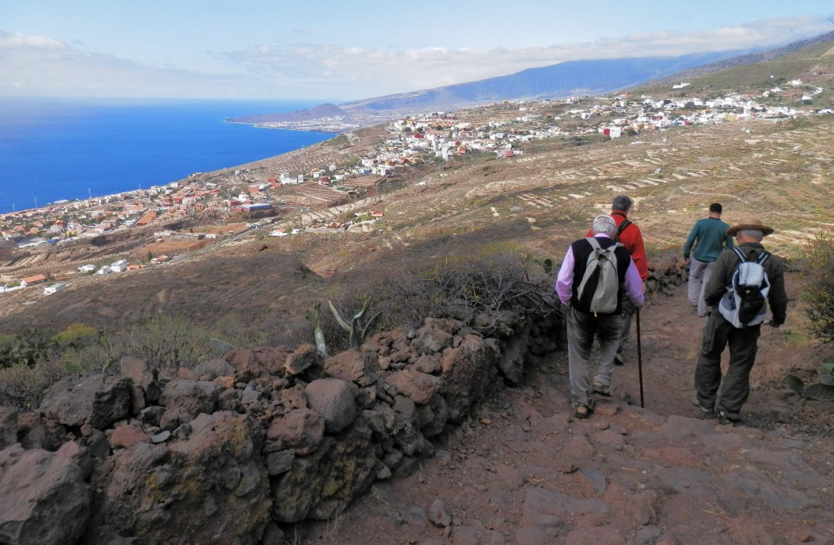 Un grupo de caminantes, entre ellos Miguel Pérez Carballo, por un camino tradicional de Tenerife. / DA