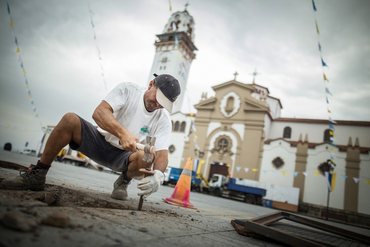 Un operario municipal trabaja en la zona del escenario ubicado en la Plaza de la Basílica. Foto: Andrés Gutiérrez