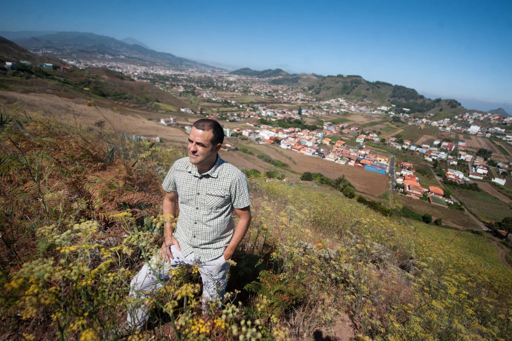 El geógrafo José Juan Cano, autor de la tesis doctoral sobre la red caminera de Tenerife, en un tramo de la antigua Cañada Lagunera. FRAN PALLERO