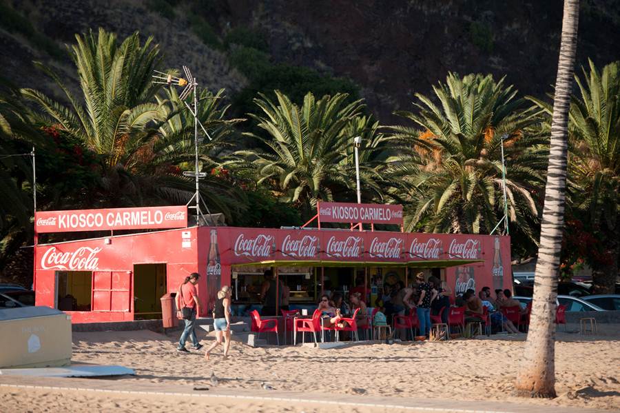 Los propietarios de la mayoría de kioscos defienden que llevan más de 40 años en la playa y que cuentan con permiso. F. P.