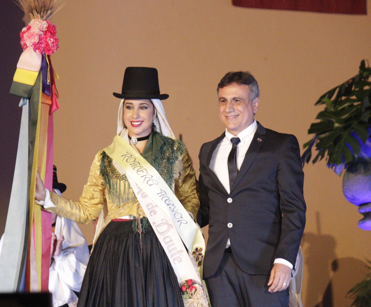 La nueva romera mayor de las fiestas acompañada del alcalde, José Heriberto González. /DA