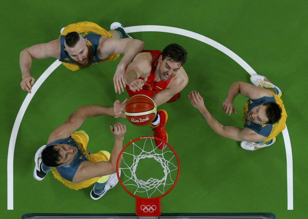 Gasol bajo la canasta. | REUTERS
