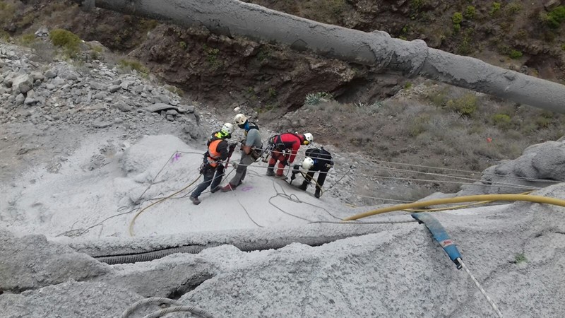 Operarios durante la reparación. | CEDIDA