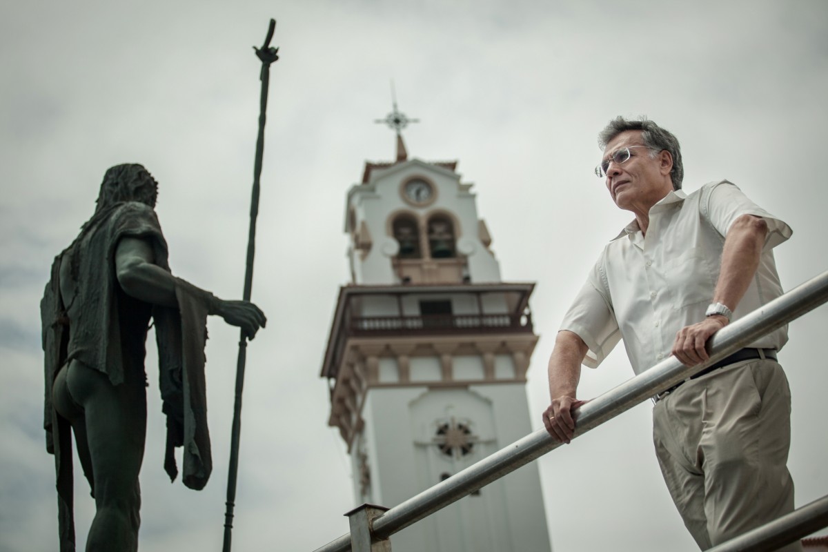 Octavio Rodríguez Delgado, en la plaza de la Basílica, junto a la estatua de un mencey. / ANDRÉS GUTIÉRREZ