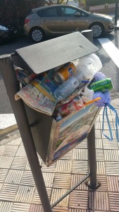 Una de las papeleras situadas en la calle Esquilón Bajo, cerca de un hotel. /DA