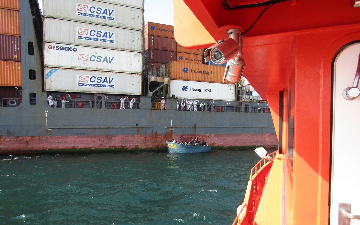 Un carguero rescató a los inmigrantes y los puso a salvo hasta que llegó Salvamento. / Salvamento Marítimo