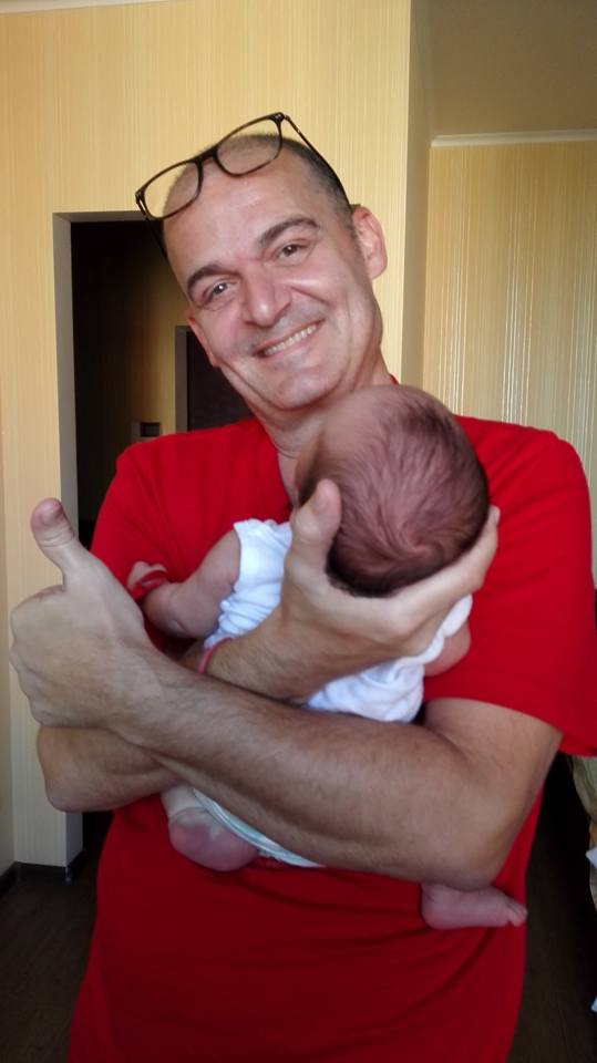Alexis Mateo, impulsor de la consultora Yoursurrogacy, posando con un bebé de padres          canarios nacidos por gestación subrogada. DA