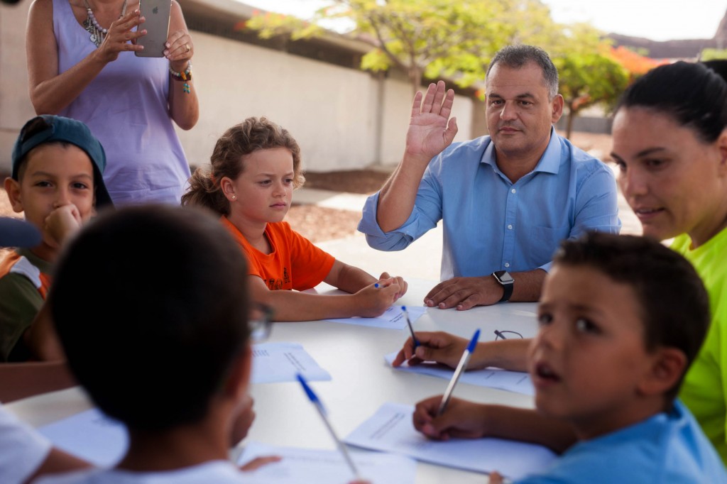 Los niños del campamento estuvieron ayer haciendo preguntas al alcalde, José Alberto Díaz. / FRAN PALLERO