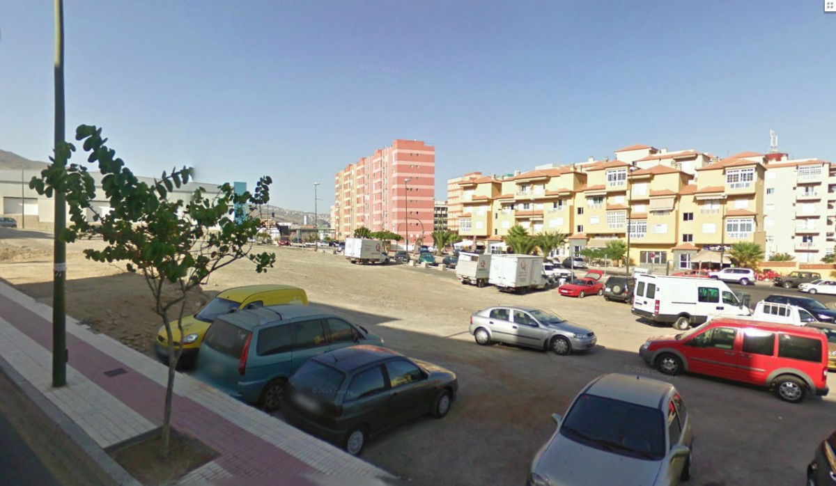 Solar donde se construirá la futura piscina municipal cubierta, al comienzo de la Rambla de Los Menceyes. DA
