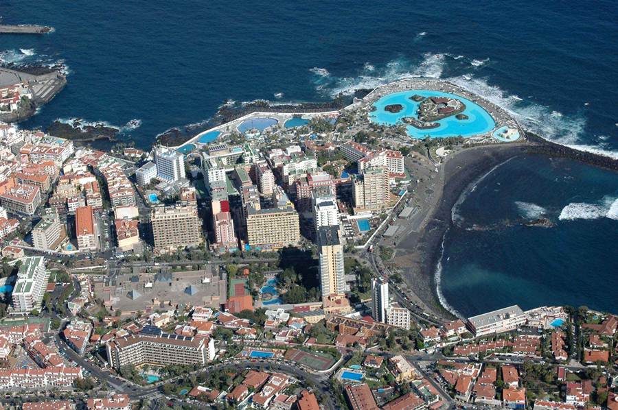 Vista aérea de Puerto de la Cruz, principal núcleo turístico del norte de Tenerife, que es la isla que presenta un mayor número de camas alojativas sin ejecutar. M. P.
